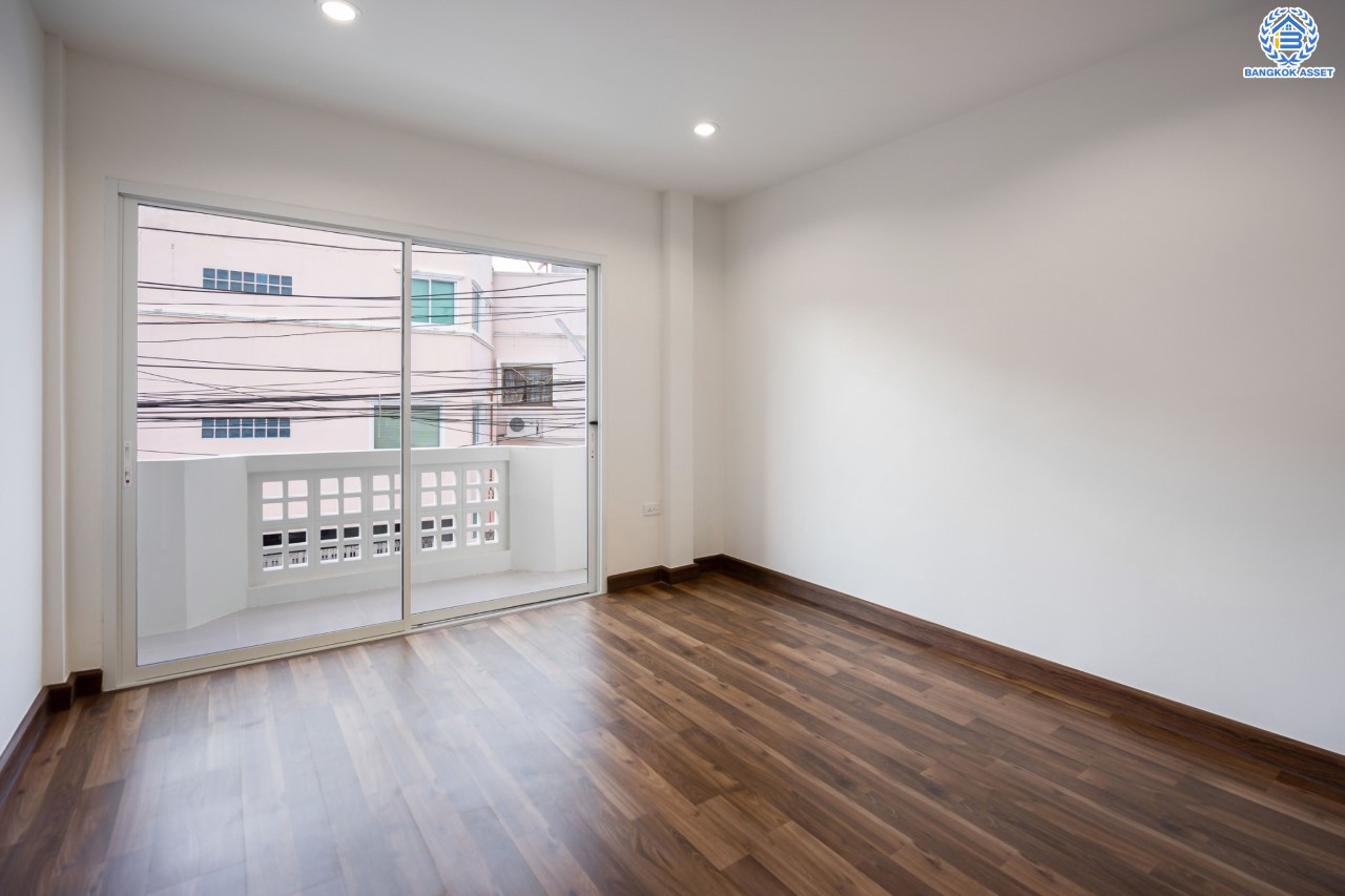 บ้านมือสองตกแต่งใหม่ ม.พิบูลย์การ์เด้นวิลล์ พิบูลย์สงคราม-พระราม5 เนื้อที่ 18 ตร.ว. ฟังก์ชัน 3 ห้องนอน 2 ห้องน้ำ จอดรถได้ 1 คัน บนสุดยอดทำเล! เชื่อมถนนพิบูลย์สงคราม, วงศ์สว่าง, นครอินทร์ และติวานนท์ ใกล้จุดขึ้นทางด่วนศรีรัช-วงแหวนรอบนอก ใกล้รถไฟฟ้า "สถานีแยกติวานนท์"...